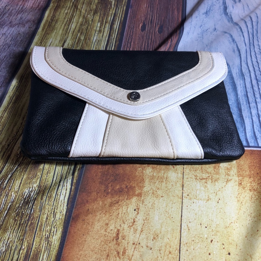 🔥Grace Adele Wristlet/ clutch black white